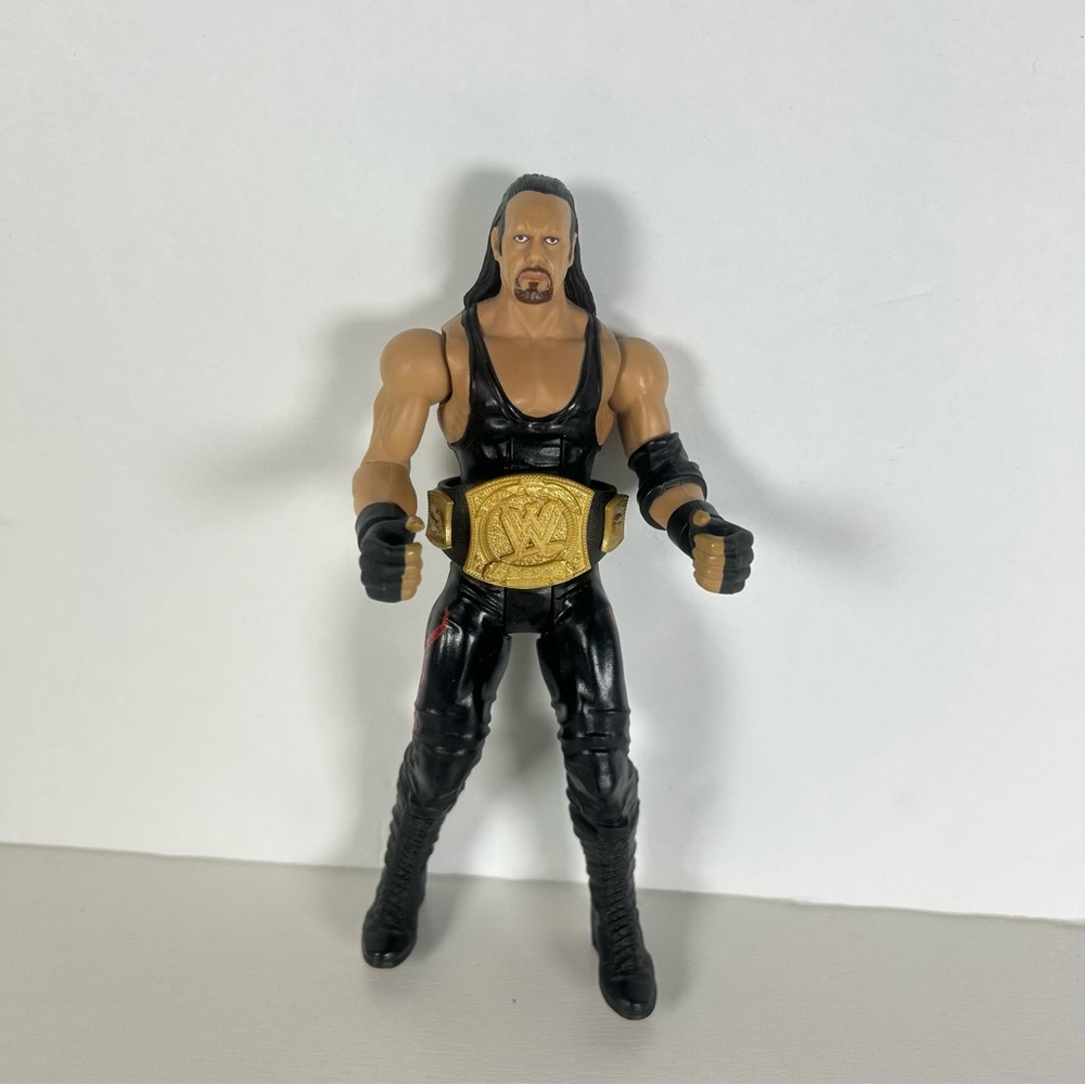 THE UNDERTAKER  With Championship Belt Included Look WWE WWF 2010 Mattel
